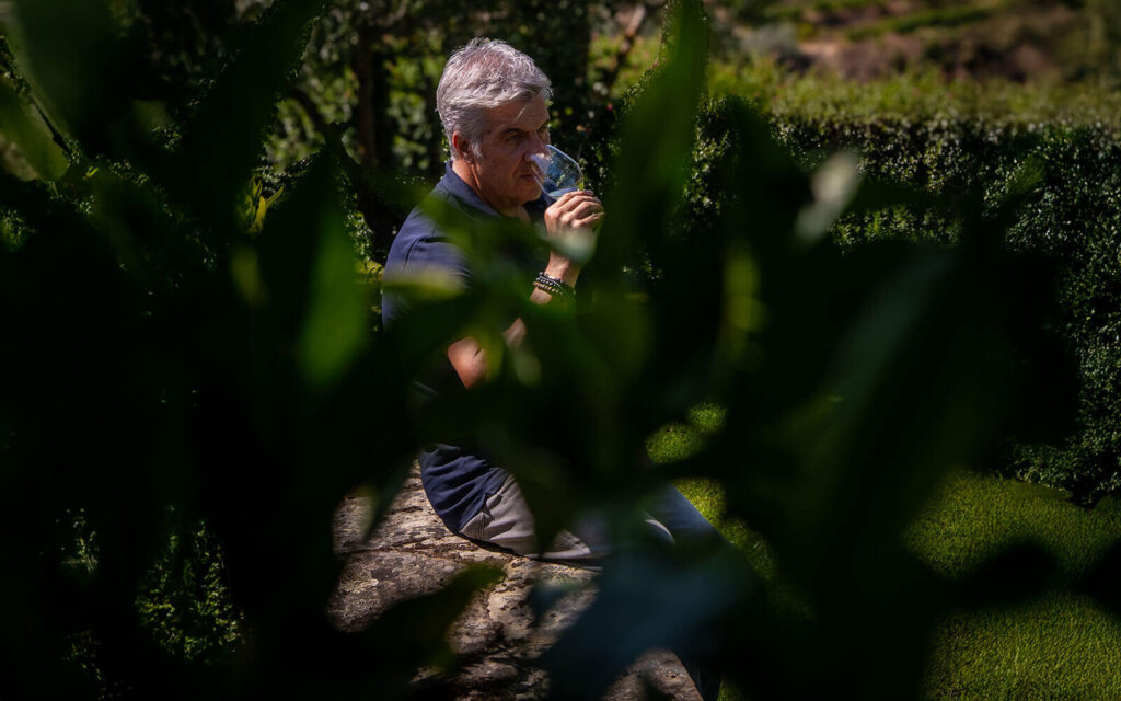 José Miguel Almeida a provar vinho nos jardins da Quinta do Cabeço, no Douro.