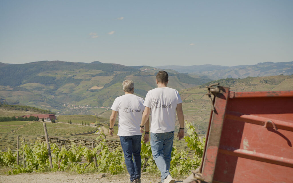 José Miguel Almeida e João Miguel Almeida percorrem as vinhas da Quinta do Cabeço com vista sobre o vale do Douro