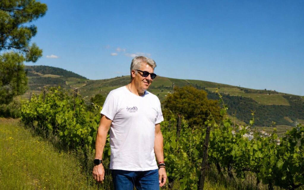 José Miguel Almeida caminha entre as vinhas da Quinta do Cabeço, no Douro.